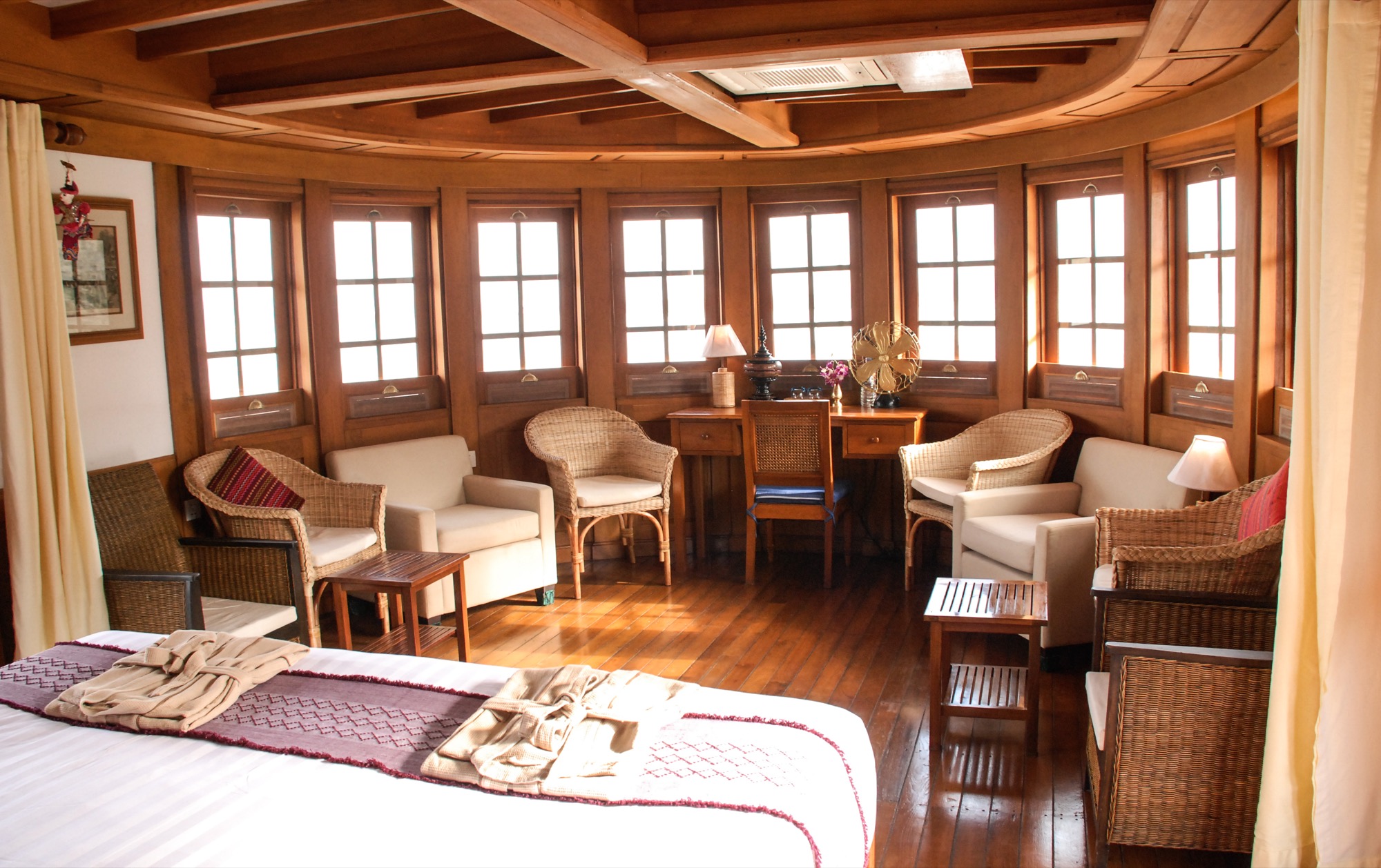 Pandaw RV Kalay Pandaw Owners Suite.jpg